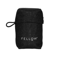 Crni tekstilni poklopac Fellow s bijelim logom za prenošenje termičke šalice Carter Everywhere Mug, kompaktno kućište s praktičnom ručkom Crni tekstilni poklopac Fellow s bijelim logom za prenošenje termičke šalice Carter Everywhere Mug, kompaktno kućište s praktičnom ručkom