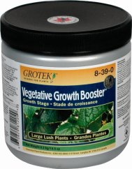 Bílá plastová nádoba s černým šroubovacím víčkem obsahující Growth Booster 300g - vegetativní stimulátor růstu rostlin od značky Grotek