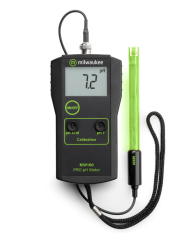 Černý digitální Milwaukee Smart pH metr MW100 s LCD displejem zobrazujícím hodnotu 7.2, zelenými tlačítky pro kalibraci a zelenou sondou