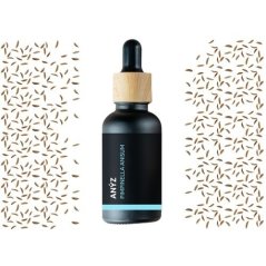 Frasco de vidrio negro con tapa de madera que contiene aceite esencial BIO de anís, rodeado de pequeñas semillas sobre fondo blanco Frasco de vidrio negro con tapa de madera que contiene aceite esencial BIO de anís, rodeado de pequeñas semillas sobre fondo blanco