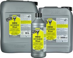 Tři šedé plastové kanystry s hnojivem Hesi Hydro Rust v různých velikostech - 10L, 5L a 1L s žlutými etiketami na bílém pozadí
