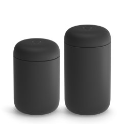 Zwei schwarze Thermosbecher Fellow Carter in verschiedenen Größen nebeneinander, matte schwarze Oberfläche mit minimalistischem Design und runden Deckeln