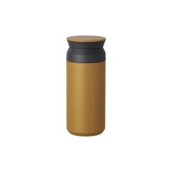 Kinto Travel Tumbler Coyote 350 ml gelber Thermobecher mit grauem Deckel auf weißem Hintergrund, elegante zylindrische Form mit matter Oberfläche