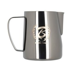 Dzbanek do mleka Barista Space Titanium Black 600 ml z błyszczącej stali nierdzewnej z ergonomicznym uchwytem i wylewką do latte art Dzbanek do mleka Barista Space Titanium Black 600 ml z błyszczącej stali nierdzewnej z ergonomicznym uchwytem i wylewką do latte art