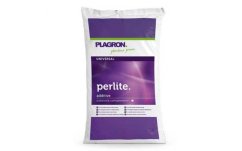 Bílý plastový pytel Plagron Perlite 60L s fialovým designem a zeleným pruhem, obsahuje inertní substrát pro zlepšení struktury půdy