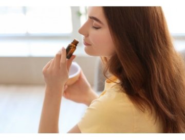 Aromaterapeutické zmesi: Prírodná pomoc pri hormonálnej nerovnováhe u žien Hormonálna nerovnováha dokáže výrazne ovplyvniť kvalitu života ženy v každom veku. Či už ide o PMS, menopauzu, problémy s plodnosťou alebo menštruačné ťažkosti, prírodné riešenia v podobe aromaterapeutických zmesí môžu ponúknuť účinnú a jemnú podporu bez vedľajších účinkov syntetických liekov. Ako fungujú éterické oleje pri hormonálnej nerovnováhe Éterické oleje pôsobia prostredníctvom viacerých mechanizmov na endokrinný systém. Po inhalácii sa aromatické molekuly dostávajú cez čuchový bulbus priamo do limbického systému mozgu, ktorý reguluje hormonálnu produkciu. Pri aplikácii na pokožku sa aktívne látky dostávajú do krvného obehu a môžu priamo ovplyvňovať hormonálnu rovnováhu. Mechanizmy účinku aromaterapie na hormóny: Regulácia hypothalamu a hypofýzy – riadiacich centier hormonálneho systému Podpora detoxikácie pečene – orgánu zodpovedného za metabolizmus hormónov Zníženie stresových hormónov (kortizol) – stres priamo ovplyvňuje hormonálnu rovnováhu Fytoestrogénny účinok – niektoré oleje majú štruktúru podobnú estrogénom Protizápalový efekt – chronický zápal narúša hormonálnu produkciu Najúčinnejšie éterické oleje pre ženské hormóny Muškátový šalvej (Salvia sclarea) Muškátový šalvej je považovaný za najefektívnejší éterický olej pre ženské zdravie. Obsahuje sclareol, látku s fytoestrogénnymi vlastnosťami, ktorá pomáha vyrovnať hladiny estrogénu a progesterónu. Účinky: Zmierňuje menštruačné kŕče a bolesti Reguluje nepravidelný cyklus Znižuje príznaky PMS a menopauzy (návaly horúčavy, nočné potenie) Podporuje libido Upokojuje emočné výkyvy Levanduľa (Lavandula angustifolia) Levanduľa je univerzálny olej s výrazným adaptogénnym účinkom – pomáha telu nájsť rovnováhu. Je obzvlášť účinná pri hormonálnej nerovnováhe spôsobenej stresom. Účinky: Znižuje hladiny kortizolu Zlepšuje kvalitu spánku (dôležité pre hormonálnu regeneráciu) Upokojuje nervový systém Zmierňuje menštruačné napätie Podporuje detoxikáciu pečene Ylang-ylang (Cananga odorata) Exotický ylang-ylang je známy svojimi afrodiziakami a schopnosťou vyrovnávať ženské hormóny, najmä počas menopauzy. Účinky: Stimuluje produkciu estrogénu Zvyšuje libido Znižuje úzkosť a deprésiu spojenú s hormonálnymi zmenami Reguluje srdcový rytmus pri návaloch horúčavy Geraniový olej (Pelargonium graveolens) Gerániový olej je vynikajúcim regulátorom hormonálneho systému vďaka svojej schopnosti vyrovnávať produkciu hormónov v nadobličkách. Účinky: Vyrovnáva pomery estrogénu a progesterónu Zmierňuje príznaky perimenopauzy Podporuje menštruačnú regularitu Redukuje zadržiavanie vody Fenyklový olej (Foeniculum vulgare) Fenykel obsahuje anetol, silný fytoestrogén, ktorý napodobňuje účinky estrogénu v tele. Účinky: Podporuje menštruáciu Zmierňuje menopauzálne ťažkosti Stimuluje laktáciu Pomáha pri bolestivej menštruácii Pozor: Nepoužívať pri estrogén-dependentných ochoreniach ani počas tehotenstva! Ruža (Rosa damascena) Ružový olej je vzácny a účinný regulátor ženských hormónov s výrazným vplyvom na emocionálnu rovnováhu. Účinky: Harmonizuje menštruačný cyklus Zmierňuje PMS a menopauzálne príznaky Podporuje plodnosť Pozitívne ovplyvňuje náladu Stimuluje libido Pripravené aromaterapeutické zmesi pre hormonálnu rovnováhu Zmes č. 1: Pre PMS a menštruačné ťažkosti Zloženie: Muškátový šalvej – 4 kvapky Levanduľa – 3 kvapky Gerániový olej – 2 kvapky Rímska rumančeková – 1 kvapka Nosný olej (mandle, jojoba) – 30 ml Použitie: Masírujte jemne do brucha a spodnej časti chrbta 2-3 dni pred menštruáciou a počas nej. Môžete tiež pridať do difuzéra alebo kúpeľa. Zmes č. 2: Pre menopauzu a návaly horúčavy Zloženie: Muškátový šalvej – 5 kvapiek Mäta pieporná – 2 kvapky Ylang-ylang – 2 kvapky Citrónová tráva – 1 kvapka Nosný olej – 30 ml Použitie: Aplikujte na zápästia, krk a spánky pri návaloch horúčavy. Inhaláciu môžete použiť priamo z fľaštičky. Zmes č. 3: Pre podporu plodnosti Zloženie: Gerániový olej – 4 kvapky Ruža – 2 kvapky Santalové drevo – 2 kvapky Levanduľa – 2 kvapky Nosný olej z večierky – 30 ml Použitie: Denná masáž spodnej časti brucha a bedrového priestoru. Používajte v prvej polovici cyklu (od menštruácie po ovuláciu). Zmes č. 4: Pre vyrovnanie hormónov po vysadení antikoncepcie Zloženie: Muškátový šalvej – 3 kvapky Fenykel – 2 kvapky Gerániový olej – 3 kvapky Levanduľa – 2 kvapky Nosný olej – 30 ml Použitie: Aplikujte denne na spodný bruch a slabiny. Kurz trvá minimálne 3 mesiace pre optimálne výsledky. Zmes č. 5: Pre emocionálnu rovnováhu počas hormonálnych zmien Zloženie: Levanduľa – 4 kvapky Ylang-ylang – 2 kvapky Pomaranč sladký – 3 kvapky Kadidlo – 1 kvapka Použitie: Do difuzéra na 30 minút 2-3x denne, alebo inhalácia priamo z fľaštičky pri emocionálnych výkyvoch. Spôsoby aplikácie aromaterapeutických zmesí 1. Masážny olej Najúčinnejší spôsob pre hormonálnu rovnováhu. Éterické oleje miešajte s nosným olejom v pomere 2-3% (10-15 kvapiek na 30 ml nosného oleja). Najlepšie nosné oleje: Olej z večierky – obsahuje GLA kyselinu podporujúcu hormonálnu rovnováhu Mandľový olej – vhodný pre citlivú pokožku Jojobový olej – rýchlo sa vstrebáva Kokosový olej – antimikrobiálne vlastnosti 2. Aromatická kúpeľ Pridajte 6-8 kvapiek éterickej zmesi zmiešanej s emulgátorom (med, mlieko, soľ, šampón) do teplej kúpeľa. Ponorte sa na 15-20 minút. 3. Difúzia Použite 4-6 kvapiek zmesi v ultrazvukovom difuzéri na 30-60 minút. Ideálne večer pre podporu relaxácie a regenerácie. 4. Inhalácia Pri akútnych príznakoch (návaloch horúčavy, úzkosti) priložte 1-2 kvapky na vreckovku alebo inhalujte priamo z fľaštičky. 5. Osobný inhalátor Praktické pre použitie v práci alebo na cestách. Nakvapkajte 10-15 kvapiek na bavlnenú vložku. Kompletný protokol aromaterapie pre hormonálnu rovnováhu Denný režim Ráno: Difúzia stimulujúcej zmesi (grapefruit, rozmarín, mäta) – 30 minút Aplikácia vyrovnávajúcej zmesi na zápästia Poludnie: Pri strese: inhalácia levandule alebo muškátového šalveja Večer: Masáž brucha s hormonálne vyrovnávajúcou zmesou (15 minút) Aromatická kúpeľ s levanduľou a muškátovým šalvejom (2-3x týždenne) Difúzia relaxačnej zmesi pred spaním (levanduľa, rímsky rumančeková) Cyklické použitie podľa menštruačného cyklu Folikulárna fáza (deň 1-14): Zameranie na vitalizáciu a podporu estrogénu Oleje: gerániový, ruža, bergamot Ovulácia (deň 14-16): Podpora fertility a hormonálneho vrcholu Oleje: muškátový šalvej, ylang-ylang, santalové drevo Luteálna fáza (deň 16-28): Podpora progesterónu, prevencia PMS Oleje: levanduľa, rímsky rumančeková, muškátový šalvej