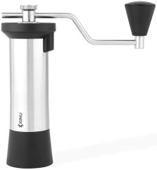 Ruční kávomlýnek Kinu M47 Simplicity s nerezovým tělem a černými detaily, ergonomickou klikou pro snadné mlynání kávy doma i na cestách