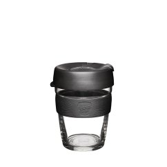 Czarny szklany kubek KeepCup Brew M 340 ml z czarnym silikonowym uchwytem i pokrywką na białym tle, elegancki design do wielokrotnego użytku Czarny szklany kubek KeepCup Brew M 340 ml z czarnym silikonowym uchwytem i pokrywką na białym tle, elegancki design do wielokrotnego użytku