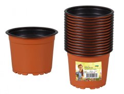 Orange plastblomkrukor PREMIUM VCD diameter 10cm med svart kant, en separat och stapel av femton med färgad etikett på vit bakgrund Orange plastblomkrukor PREMIUM VCD diameter 10cm med svart kant, en separat och stapel av femton med färgad etikett på vit bakgrund