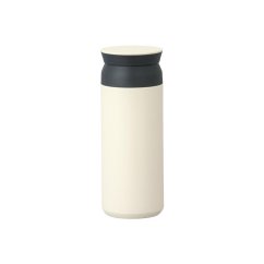 Kinto Travel Tumbler White 500 ml, weißer Reisethermosbecher mit schwarzem Deckel auf weißem Hintergrund, elegantes zylindrisches Design mit matter Oberfläche