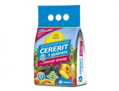 Bílý plastový sáček s granulovaným hnojivem Cererit s guánem na ovocné stromy 2,5kg, modrá a červená etiketa s obrázky ovoce