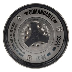Vrchná časť Comandante C40 s čiernym kovovým mechanizmom, nápisom Comandante a označením Nitro Blade pre presné nastavenie hrubosti mletia