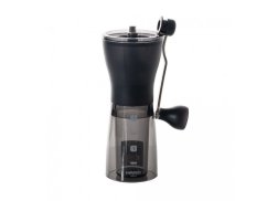 Hario Mini Mill Slim Plus kávomlýnek s černou horní částí a průsvitnou dolní nádobou, rukojeť zaklapnutá do kompaktní pozice