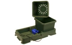 Autopot Easy2grow Extension Kit se 2 zelenými plastovými květináči s otevřeným víkem, modrými ventily a podmiskou pro samozavlažování