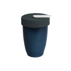Loveramics Nomad Night Sky 250ml Porzellan-Thermobecher mit dunkelblauem Körper und grauem Deckel mit weißem Detail auf weißem Hintergrund