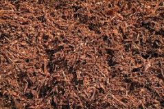 Hnědý rašelinový substrát KERA pro pokojové rostliny s jemnou vláknитou strukturou rozložený na povrchu