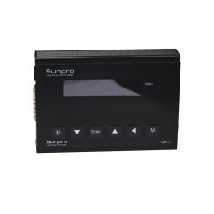 Controller digital negru SunPro Lighting Gen 2 cu ecran LCD și butoane de navigare pentru controlarea simultană a până la 100 de sisteme de iluminat Controller digital negru SunPro Lighting Gen 2 cu ecran LCD și butoane de navigare pentru controlarea simultană a până la 100 de sisteme de iluminat