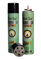Dva zelené spreje Black Leaf Premium Gas Butane s černými víčky a kovová hubice s otvory, prémiový butanový plyn nejvyšší čistoty pro zapalovače