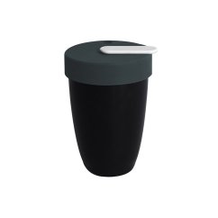 Schwarze Porzellan-Thermotasse Loveramics Nomad 250 ml mit dunkelgrauem Deckel und weißem Griff auf weißem Hintergrund