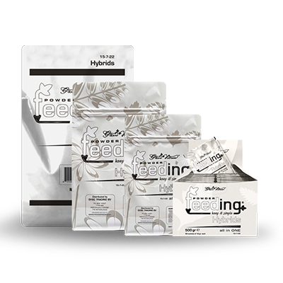 Green House Feeding Hybrids box 500g - bílé balení s černým nápisem obsahující 50 sáčků po 10g práškového hnojiva pro hybridní rostliny