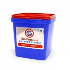 Modrý plastový kbelík s oranžovým víkem obsahující GK-Organics Seaweed Powder - organické hnojivo z mořských řas v balení 0,5kg