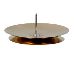 Candeliere da tavolo liscio dorato con punta, ciotola metallica rotonda diametro 4cm, superficie dorata lucida senza decorazioni su sfondo bianco Candeliere da tavolo liscio dorato con punta, ciotola metallica rotonda diametro 4cm, superficie dorata lucida senza decorazioni su sfondo bianco