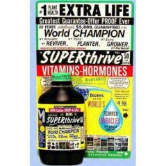 Barevné reklamní balení Superthrive vitamínů a hormonů 120ml s černou lahvičkou, žluto-zeleným pozadím a textem World Champion pro růst rostlin