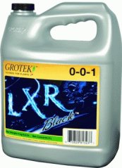 Plastový šedý kanystr LXR Black 1 litr s černým uzávěrem, žluto-modrým etiketem a označením 0-0-1, určený pro pěstování rostlin Plastový šedý kanystr LXR Black 1 litr s černým uzávěrem, žluto-modrým etiketem a označením 0-0-1, určený pro pěstování rostlin
