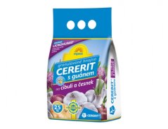 Modro-bílý papírový sáček hnojiva Cererit s guánem na cibuli a česnek 2,5kg s fialovým pruhem, obrázky cibule a česneku na obalu