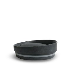 Schwarzer Huskee Charcoal Deckel mit grauem Streifen, rundes Plastikdeckel mit Trinköffnung, universelle Größe für alle Huskee-Becher