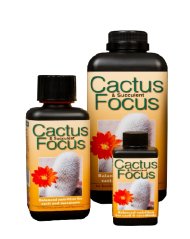 Cactus Focus hnědé plastové lahve s černými uzávěry ve třech velikostech, oranžové etikety s bílým kaktusem a červeným květem, hnojivo pro kaktusy