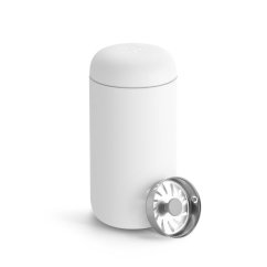 Cană termică albă Fellow Carter Move Mug 355 ml cu capac și filtru din inox, elegant recipient de voiaj pe fundal alb