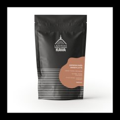 Crni paket kave Lázeňská Kava Espresso mješavina Barista Latte s narančastim kružnim logom i bijelim prugama na donjem dijelu ambalaže Crni paket kave Lázeňská Kava Espresso mješavina Barista Latte s narančastim kružnim logom i bijelim prugama na donjem dijelu ambalaže
