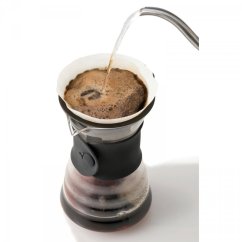 Hario V60 Drip Decanter kahvin valmistuksen aikana, vaahto näkyvissä ja kuuma vesi virtaa pitkäkärkisestä kannusta
