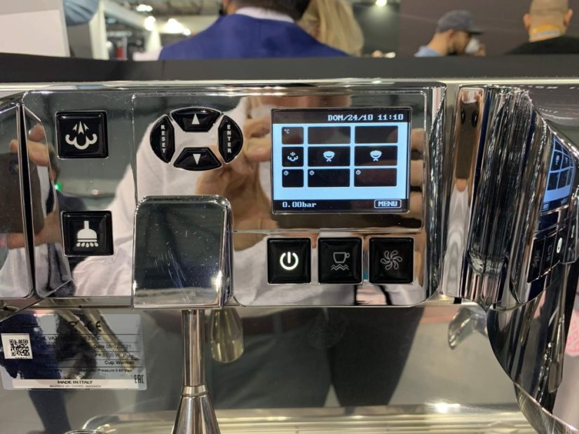 Detail chromové hlavy Victoria Arduino s LED indikátory funkcí a elegantními ovládacími prvky uspořádanými do kruhu kolem středu