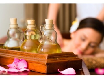 Terapeutické masáže s esenciálnymi olejmi: úľava od bolesti a napätia