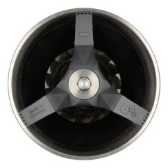 Pohled shora do mlecí komory mlýnku Comandante C40 s viditelným ocelovým mlecím mechanismem Nitro Blade a tříramennou konstrukcí uvnitř černého pouzdra