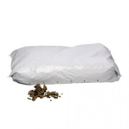 Bílý polyethylenový pytel s Mapito Cultiene hydrosubstrátem, vedle něhož leží malé množství hnědého substrátu na bílém pozadí