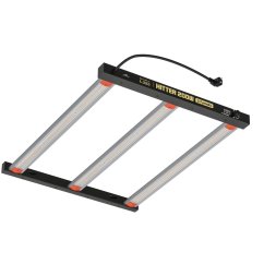 SunPro HITTER 200W LED osvětlení s černým rámem a třemi podlouhlými světelnými panely s oranžovými koncovkami připevněnými na bílém pozadí
