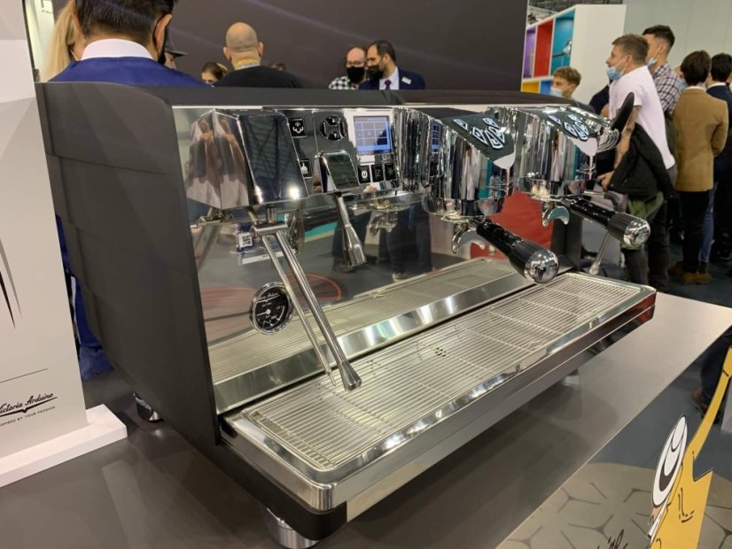 Detail dvou chromových hlav kávovaru Victoria Arduino s LED displejem zobrazujícím provozní údaje a ovládacími prvky na čelním panelu