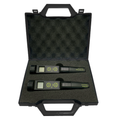 Černý plastový kufřík s pěnovou výplní obsahující dva digitální měřiče Milwaukee - pH meter pH55 a EC meter EC60 pro měření hodnot živných roztoků