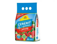 Modro-červené balení granulovaného hnojiva Cererit s guánem na jahody a drobné ovoce 2,5 kg s obrázky jahod a bílých květů na přední straně