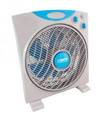 Ventilatore plastico bianco RAM ECO BoxFan con pulsanti di controllo blu e diametro di 30 cm, design quadrato con griglia metallica e base stabile Ventilatore plastico bianco RAM ECO BoxFan con pulsanti di controllo blu e diametro di 30 cm, design quadrato con griglia metallica e base stabile