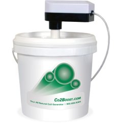 CO2 Boost základní kit - bílý plastový kbelík s černým generátorem CO2 a průhlednou hadičkou pro obohacování pěstebního prostředí