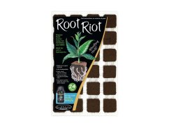 ROOT RIOT 24 sadbovací kostky - hnědé organické sadbovací houbičky v bílém plastovém sadbovači s černým obalem a zelenou rostlinou ROOT RIOT 24 sadbovací kostky - hnědé organické sadbovací houbičky v bílém plastovém sadbovači s černým obalem a zelenou rostlinou