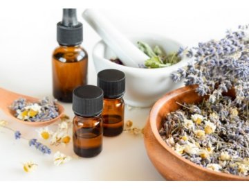 Aromaterapia: Cesta k zdraviu a pohode vďaka vôňam Aromaterapia je starovekým umením liečenia pomocou éterických olejov získaných z rastlín. Táto prírodná metóda podporuje fyzické i psychické zdravie prostredníctvom vôní, ktoré pozitívne vplývajú na naše telo a myseľ. V súčasnosti zažíva aromaterapia renesanciu a stáva sa neoddeliteľnou súčasťou moderného wellness štýlu života. Čo je aromaterapia a ako funguje Aromaterapia využíva éterické oleje - koncentrované výťažky z kvetov, listov, koreňov, kôry a iných častí rastlín. Tieto oleje obsahujú účinné látky, ktoré môžu ovplyvňovať naše fyzické aj emocionálne zdravie. Vône sa dostávajú do tela dvoma hlavnými cestami: Inhalácia - vôňa sa dostáva cez nos do limbického systému mozgu, ktorý riadi emócie a pamäť Dermálna aplikácia - oleje prenikajú pokožkou do krvného obehu a pôsobia na celý organizmus Najobľúbenejšie éterické oleje a ich účinky Levanduľový olej Levanduľa je pravdepodobne najuniverzálnejším éterickým olejom v aromaterapii. Levanduľový olej je známy svojimi upokojujúcimi účinkami, pomáha pri nespavosti, úzkosti a strese. Má tiež antiseptické vlastnosti a podporuje hojenie pokožky. Citrusové oleje Oleje z pomarančov, citrónu, grep a bergamotu majú povzbudzujúce účinky. Skvelé na zlepšenie nálady, podporu koncentrácie a dodanie energie. Citrusové vône sú ideálne pre ranné hodiny alebo pri pocite únavy. Eukalyptový olej Eukalyptový olej je výborný pomocník pri problémoch s dýchacími cestami. Uľahčuje dýchanie, pomáha pri nachladnutí a má silné antibakteriálne účinky. Často sa používa v saunách a parných kúpeľoch. Mätový olej Mäta pieporná osvieži myseľ, zlepšuje sústredenie a pomáha pri bolestiach hlavy. Mätový olej má tiež pozitívny vpliv na trávenie a môže uľaviť pri nevoľnosti. Spôsoby použitia aromaterapie Arómalampička a difuzéry Najčastejší spôsob využitia éterických olejov v domácnosti. Do aromalampičky alebo elektrického difuzéru pridáte pár kvapiek oleja s vodou. Vôňa sa uvoľňuje do priestoru a vytvára príjemnú atmosféru. Kúpeľ s éterickými olejmi Teplý kúpeľ s éterickými olejmi je skvelý spôsob relaxácie. Oleje najprv zmiešajte s bazickým olejom alebo soľou, aby sa rozpustili vo vode. Aromatický kúpeľ pôsobí na telo aj myseľ súčasne. Masáž Éterické oleje sa pri masážach vždy riedia v nosnom oleji (napríklad mandľovom, jojobovom alebo kokosovom). Masáž s aromatickými olejmi kombinuje fyzickú relaxáciu s liečivými účinkami vôní. Inhalácia Pri nachladnutí alebo problémoch s dýchacími cestami je účinná priama inhalácia. Niekoľko kvapiek oleja pridajte do misky s horúcou vodou, prikryjte hlavu uterákom a vdychujte paru. Aromaterapia pre rôzne životné situácie Podpora spánku Pre lepší spánok použite levanduľu, heřmánek rímsky alebo santalové drevo. Aplikujte hodinu pred spaním pomocou difuzéru v spálni alebo pár kvapiek na vankúš. Stres a úzkosť Pri strese pomáhajú bergamot, ylang-ylang, levandula a ruža. Tieto vône majú upokojujúce účinky na nervový systém a pomáhajú dosiahnuť vnútornú rovnováhu. Koncentrácia a produktivita Pre zlepšenie sústredenia využite rozmarín, mätu, citrón alebo bazalku. Tieto stimulačné vône sú ideálne do pracovne alebo študovne. Podpora imunity Čajovník, eukalyptus, tymián a borovica majú antiseptické účinky a podporujú imunitný systém. Používajte ich preventívne počas chrípkovej sezóny. Bezpečnosť pri použití éterických olejov Hoci sú éterické oleje prírodné, treba s nimi zaobchádzať opatrne: Vždy rieďte - čisté éterické oleje nikdy neaplikujte priamo na pokožku Prvé použitie - urobte test citlivosti na malej ploche pokožky Tehotenstvo a deti - konzultujte použitie s odborníkom Kvalita - kupujte len kvalitné čisté éterické oleje od overených výrobcov Skladovanie - uchovávajte v tmavých fľaštiach na chladnom mieste Citrusové oleje - zvyšujú citlivosť na slnko, nepoužívajte pred opaľovaním Ako začať s aromaterapiou Pre začiatočníkov odporúčame začať s niekoľkými základnými olejmi: Levanduľa - univerzálny olej pre relaxáciu Citrón - pre osvieženie a povzbudenie Čajovník - na podporu imunity Mäta - na sústredenie a osvieženie K tomu budete potrebovať difuzér alebo aromalampičku a kvalitný nosný olej, ak plánujete masáže alebo priamu aplikáciu na pokožku. Aromaterapia a moderný životný štýl V dnešnej uspiechanej dobe aromaterapia ponúka jednoduchý a príjemný spôsob, ako sa postarať o svoje zdravie. Či už potrebujete relaxovať po náročnom dni, zlepšiť kvalitu spánku alebo si vytvoriť príjemné prostredie doma, éterické oleje sú skvelým pomocníkom. Aromaterapiu môžete kombinovať s ďalšími wellness aktivitami ako jóga, meditácia alebo kúpeľ. Vytvára sa tak komplexný prístup k starostlivosti o telo aj myseľ. Záver Aromaterapia je dar prírody, ktorý nám pomáha žiť zdravšie a vyrovnanejšie. S éterickými olejmi môžete jednoducho ovplyvniť svoju náladu, podporiť zdravie a vytvoriť si doma príjemnú atmosféru. Začnite s niekoľkými základnými olejmi a postupne objavujte krásu a silu prírodných vôní. Pamätajte, že kvalita éterických olejov je kľúčová pre dosiahnutie želaných účinkov. Investujte do kvalitných produktov od overených výrobcov a užívajte si cestu do sveta aromaterapie s pokojnou mysľou.