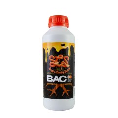 Bílá plastová láhev s červeným šroubovacím uzávěrem obsahující B.A.C. Sugar Candy Syrup 1L s černým a oranžovým designem etikety Bílá plastová láhev s červeným šroubovacím uzávěrem obsahující B.A.C. Sugar Candy Syrup 1L s černým a oranžovým designem etikety