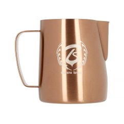 Miedziany dzbanuszek do mleka Barista Space 350 ml z elegancką różowo-złotą powierzchnią i białym logo marki z przodu oraz ergonomiczną rączką Miedziany dzbanuszek do mleka Barista Space 350 ml z elegancką różowo-złotą powierzchnią i białym logo marki z przodu oraz ergonomiczną rączką