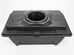 Černá plastová hydroponická nádrž Oxypot XL+ s velkým kulatým košíkem uprostřed, dvěma menšími otvory po stranách a rozměry 82x53x37cm
