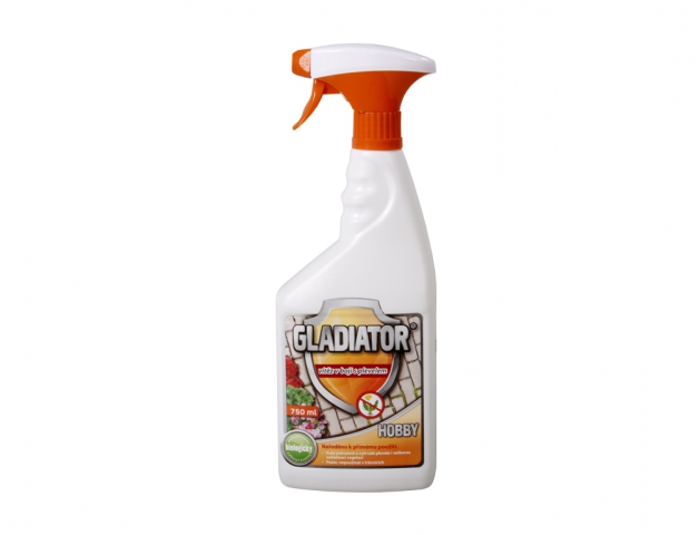 Bílá plastová láhev s oranžovým rozprašovačem herbicidu GLADIATOR HOBBY 750ml, totální listový herbicid proti plevelům s červeno-oranžovým štítkem